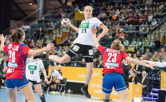 GER, IHF WM 2017, Deutschland (GER) vs. Südkorea (KOR) 05.12.2017, Arena, Leipzig, GER, IHF WM 2017, Deutschland (GER) vs. Südkorea (KOR), im Bild Nadja Mansson ( 21, Deutschland), Marija Obradovic ( 23, Serbien),