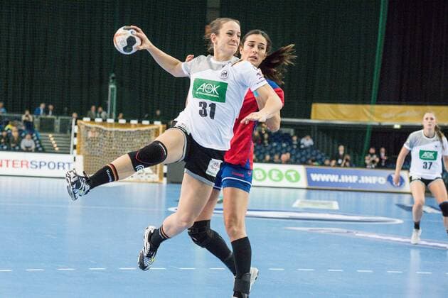 GER, IHF WM 2017, Deutschland (GER) vs. Südkorea (KOR) 05.12.2017, Arena, Leipzig, GER, IHF WM 2017, Deutschland (GER) vs. Südkorea (KOR), im Bild Kerstin Wohlbold ( 31, Deutschland), Sanja Damnjanovic ( 11, Serbien),