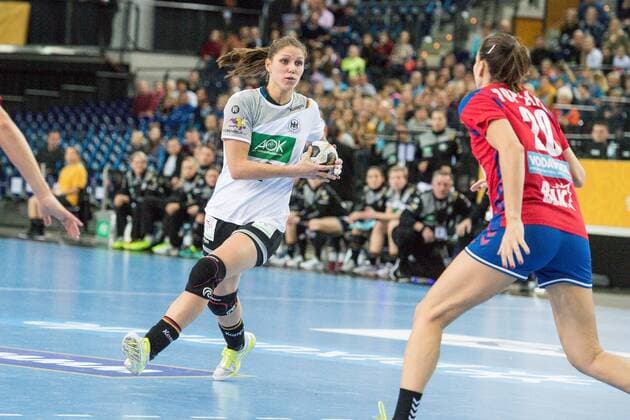 GER, IHF WM 2017, Deutschland (GER) vs. Südkorea (KOR) 05.12.2017, Arena, Leipzig, GER, IHF WM 2017, Deutschland (GER) vs. Südkorea (KOR), im Bild Xenia Smits ( 11, Deutschland), Marija Obradovic ( 23, Serbien),
