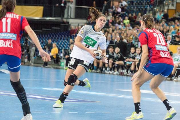 GER, IHF WM 2017, Deutschland (GER) vs. Südkorea (KOR) 05.12.2017, Arena, Leipzig, GER, IHF WM 2017, Deutschland (GER) vs. Südkorea (KOR), im Bild Xenia Smits ( 11, Deutschland), Marija Obradovic ( 23, Serbien),