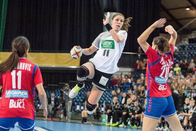 GER, IHF WM 2017, Deutschland (GER) vs. Südkorea (KOR) 05.12.2017, Arena, Leipzig, GER, IHF WM 2017, Deutschland (GER) vs. Südkorea (KOR), im Bild Xenia Smits ( 11, Deutschland), Marija Obradovic ( 23, Serbien),