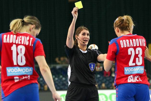 Germany Deutschland vs. Serbien Serbia, 05.12.2017 23rd IHF Women s Handball World Championship WM Weltmeisterschaft Germany 2017, Preliminary round, Group D, Germany vs. Serbia, Arena Leipzig. Handball Weltmeisterschaft der Frauen, Vorrunde, Gruppe D, Deutschland vs. Serbien. Im Bild: Schiedsrichter, Referee, Gelbe Karte, Yellow Card.