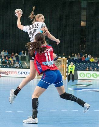 GER, IHF WM 2017, Deutschland (GER) vs. Südkorea (KOR) 05.12.2017, Arena, Leipzig, GER, IHF WM 2017, Deutschland (GER) vs. Südkorea (KOR), im Bild Alicia Stolle ( 37, Deutschland), Sanja Damnjanovic ( 11, Serbien),