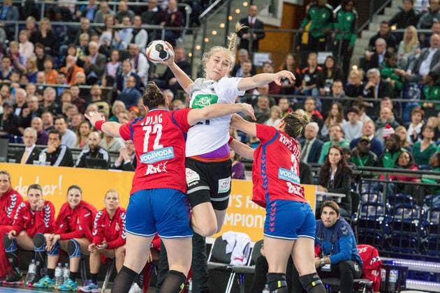 GER, IHF WM 2017, Deutschland (GER) vs. Südkorea (KOR) 05.12.2017, Arena, Leipzig, GER, IHF WM 2017, Deutschland (GER) vs. Südkorea (KOR), im Bild Nadja Mansson ( 21, Deutschland), Dragana Cvjijic ( 72, Serbien), Katarina Krpez Slezak ( 3, Serbien),