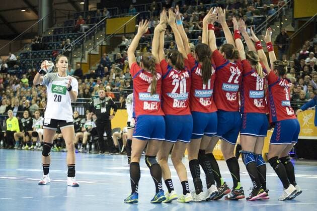 Handball-Weltmeisterschaft der Frauen; Vorrunde Gruppe D; Deutschland - Serbien (05.12.2017). Emily Bölk beim Freiwurf gegen die serbische Abwehr. Leipzig Sachsen Deutschland