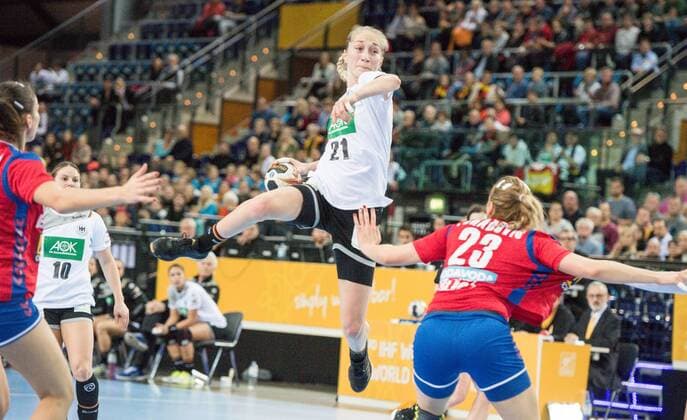 GER, IHF WM 2017, Deutschland (GER) vs. Südkorea (KOR) 05.12.2017, Arena, Leipzig, GER, IHF WM 2017, Deutschland (GER) vs. Südkorea (KOR), im Bild Nadja Mansson ( 21, Deutschland), Marija Obradovic ( 23, Serbien),