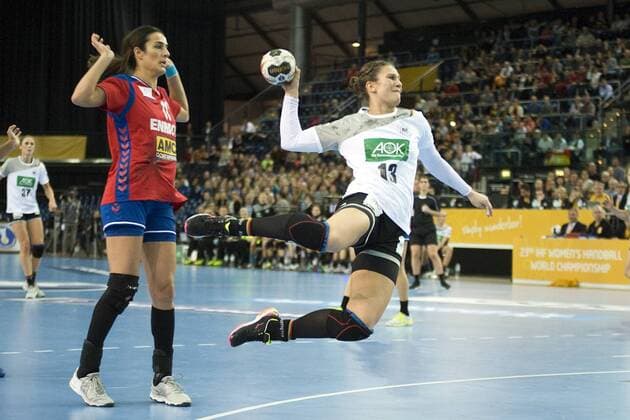 Bilder des Tages - SPORT Handball-Weltmeisterschaft der Frauen; Vorrunde Gruppe D; Deutschland - Serbien (05.12.2017). Julia Behnke (GER) beim Torwurf, Sanja Damnjanovic (SRB li.) greift nicht ein. Leipzig Sachsen Deutschland