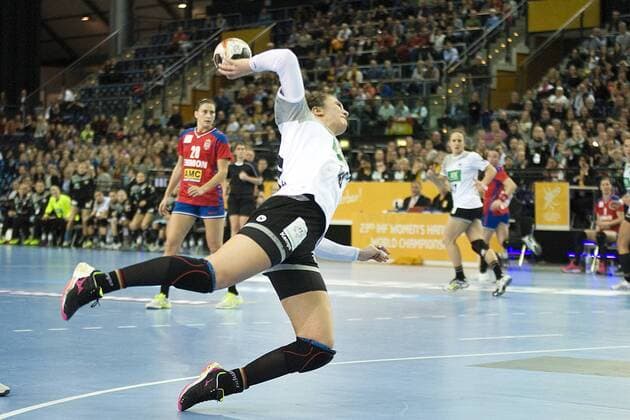 Handball-Weltmeisterschaft der Frauen; Vorrunde Gruppe D; Deutschland - Serbien (05.12.2017). Julia Behnke (GER) beim Torwurf. Leipzig Sachsen Deutschland