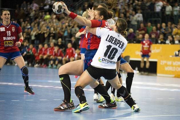 Handball-Weltmeisterschaft der Frauen; Vorrunde Gruppe D; Deutschland - Serbien (05.12.2017). Dragana Cvijic (SRB am Ball) wirft das Tor zum 22:22-Endstand. Anna Lörper (GER 10) kann sie nicht am Wurf hindern. Leipzig Sachsen Deutschland