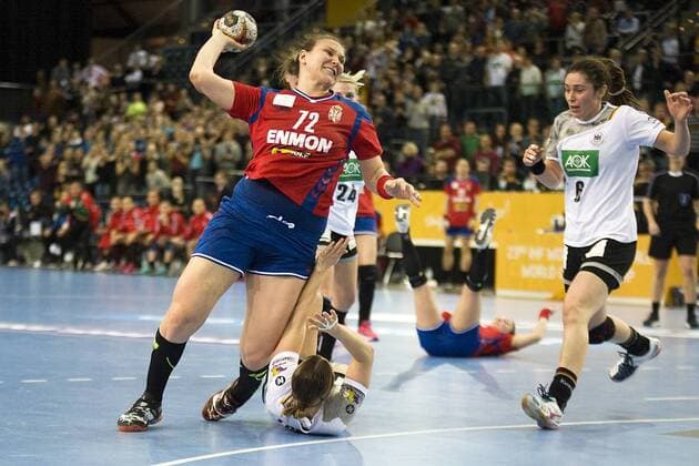 Handball-Weltmeisterschaft der Frauen; Vorrunde Gruppe D; Deutschland - Serbien (05.12.2017). Dragana Cvijic (SRB) wirft das Tor zum 22:22-Endstand. Anna Lörper (GER am Boden) kann sie nicht am Wurf hindern. Jenny Karolius (GER re.) kann nicht eingreifen. Leipzig Sachsen Deutschland