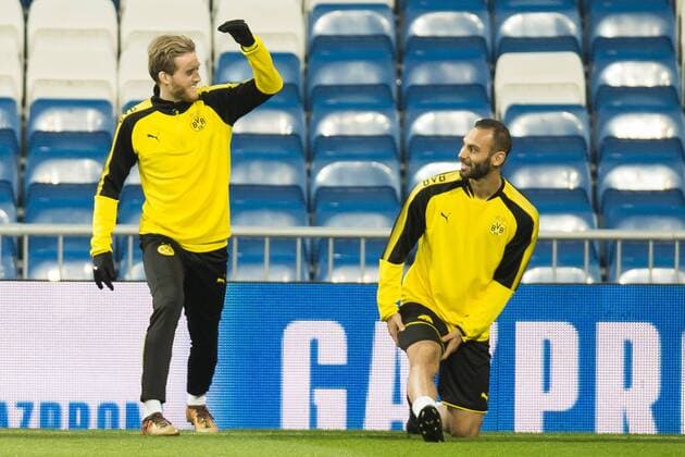 Fußball: Champions League, Saison 2017 2018, Gruppe H, Abschluss Training von Borussia Dortmund vor dem Spiel gegen Real Madrid am 05.12.2017 im Estadio Santiago Bernabeu in Madrid (Spanien). Dortmunds Andre Schürrle (l.) und Ömer Toprak lachen miteinander. Copyright: xKirchner DavidxInderliedx