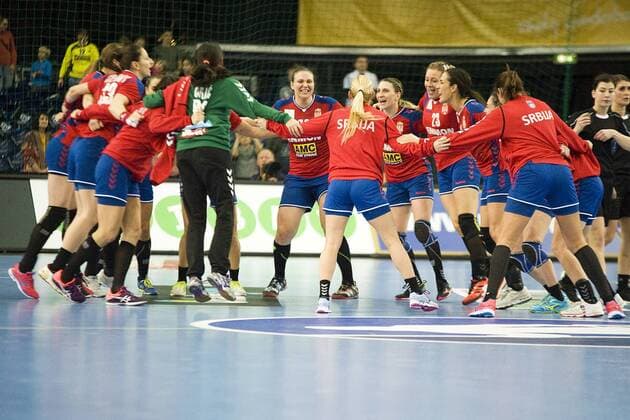 Handball-Weltmeisterschaft der Frauen; Vorrunde Gruppe D; Deutschland - Serbien (05.12.2017). Das serbische Team feiert das 22:22 gegen Deutschland. Leipzig Sachsen Deutschland