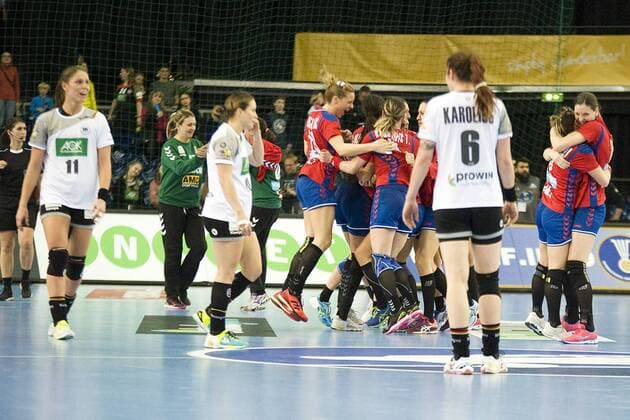 Handball-Weltmeisterschaft der Frauen; Vorrunde Gruppe D; Deutschland - Serbien (05.12.2017). Das serbische Team feiert das 22:22 gegen Deutschland. Di deutschen Spielerinnen Jenny Karolius (6), Svenja Huber (Mitte) und Xenia Smits (li. 11) sind enttäucht. Leipzig Sachsen Deutschland