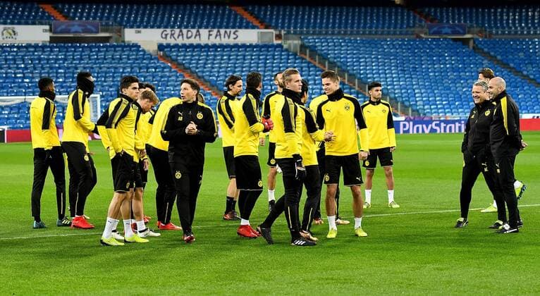 05.12.2017, xfux, Fussball Champions League, Borussia Dortmund Training im Stadion vor dem Champions League gegen Real Madrid, emspor, v.l. Spieler Borussia Dortmund und Trainer Peter Bosz (Borussia Dortmund) Madrid