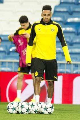Bilder des Tages - SPORT Fußball: Champions League, Saison 2017 2018, Gruppe H, Abschluss Training von Borussia Dortmund vor dem Spiel gegen Real Madrid am 05.12.2017 im Estadio Santiago Bernabeu in Madrid (Spanien). Dortmunds Pierre-Emerick Aubameyang nimmt sich einen Ball. Copyright: xKirchner DavidxInderliedx