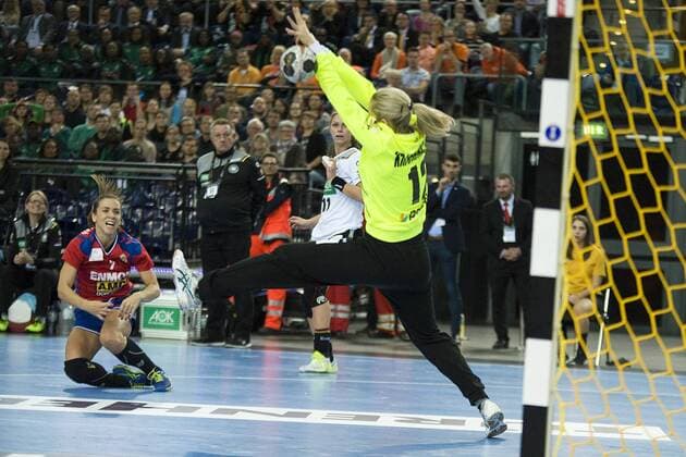 Handball-Weltmeisterschaft der Frauen; Vorrunde Gruppe D; Deutschland - Serbien (05.12.2017). Andrea Lekic (SRB 7) scheitert beim Torwurf an GER-Torfrau Katja Kramarczyk (GER 12). Leipzig Sachsen Deutschland