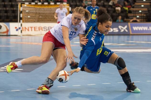 v.li., f.l.t.r.: Anastasiia Makina (Russland, Russia, 97) im Zweikampf, Duell mit, duel with Mariana Costa (Brasilien, Brazil, 88), Handball, Frauen-Weltmeisterschaft, Russland - Brasilien,