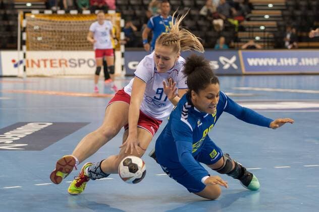 v.li., f.l.t.r.: Anastasiia Makina (Russland, Russia, 97) im Zweikampf, Duell mit, duel with Mariana Costa (Brasilien, Brazil, 88), Handball, Frauen-Weltmeisterschaft, Russland - Brasilien,