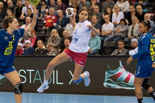 Ekaterina Ilina (Russland, Russia, 33) beim Wurf, throws the ball, Handball, Frauen-Weltmeisterschaft, Russland - Brasilien,