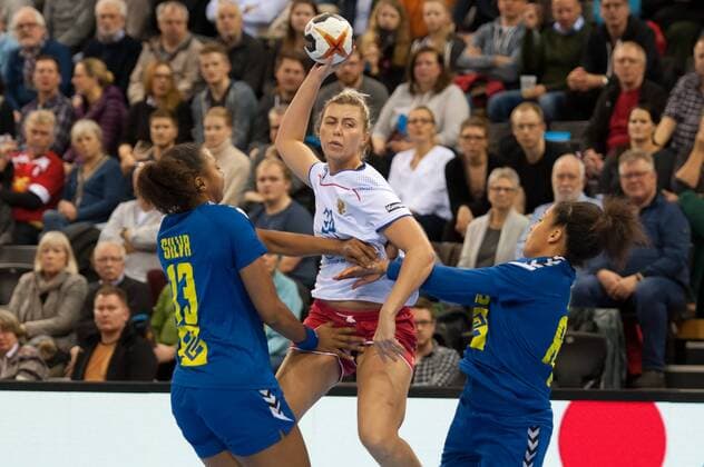 v.li., f.l.t.r.: Ligia Silva (Brasilien, Brazil, 13), Elizaveta Malashenko (Russland, Russia, 34) und Mariana Costa (Brasilien, Brazil, 88) im Dreikampf, Zweikampf, Duell, duel with, Handball, Frauen-Weltmeisterschaft, Russland - Brasilien,