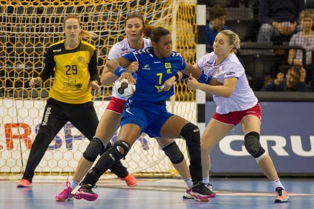 v.li., f.l.t.r.: Mayya Petrova (Russland, Russia, 70), Tamires Araujo (Brasilien, Brazil, 7) und Daria Dmitrieva (Russland, Russia, 7), Handball, Frauen-Weltmeisterschaft, Russland - Brasilien,