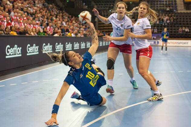 GER, IHF WM 2017, Russland (RUS) vs Brasilien (BRA) 03.12.2017, EWE Arena, Oldenburg, Germany, 23.IHF World Championship WM Weltmeisterschaft 2017 Women, first round, Group C, Brasilien vs Russland, im Bild Jessica RIBEIRO (Brasilien 10) Karina SABIROVA (RUS 31), Daria SAMOKHINA (RUS 18)