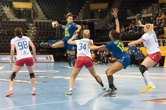 GER, IHF WM 2017, Russland (RUS) vs Brasilien (BRA) 03.12.2017, EWE Arena, Oldenburg, Germany, 23.IHF World Championship WM Weltmeisterschaft 2017 Women, first round, Group C, Brasilien vs Russland, im Bild Karoline SOUZA (Brasilien 90), Ligia SILVA (Brasilien 13) Yulia MARKOVA (RUS 98), Elizaveta MALASHENKO (RUS 34), Kseniia MAKEEVA (RUS 19)