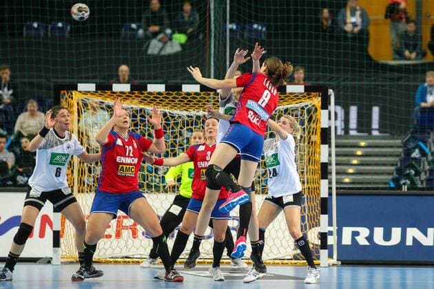 Germany Deutschland vs. Serbien Serbia, 05.12.2017 23rd IHF Women s Handball World Championship WM Weltmeisterschaft Germany 2017, Preliminary round, Group D, Germany vs. Serbia, Arena Leipzig. Handball Weltmeisterschaft der Frauen, Vorrunde, Gruppe D, Deutschland vs. Serbien. Im Bild: Jenny Karolius ( 6, GER), Dragana Cvijic ( 72, SRB), Jelena Lavko ( 9, SRB), Lone Fischer ( 24, GER) from left.