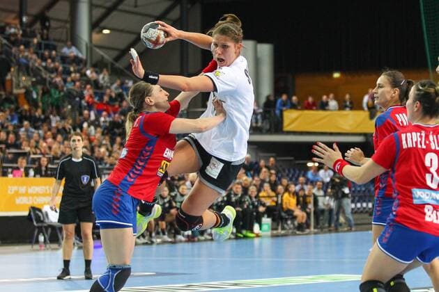 Germany Deutschland vs. Serbien Serbia, 05.12.2017 23rd IHF Women s Handball World Championship WM Weltmeisterschaft Germany 2017, Preliminary round, Group D, Germany vs. Serbia, Arena Leipzig. Handball Weltmeisterschaft der Frauen, Vorrunde, Gruppe D, Deutschland vs. Serbien. Im Bild: Tamara Radojevic ( 18, SRB) vs. Julia Behnke ( 13, GER).