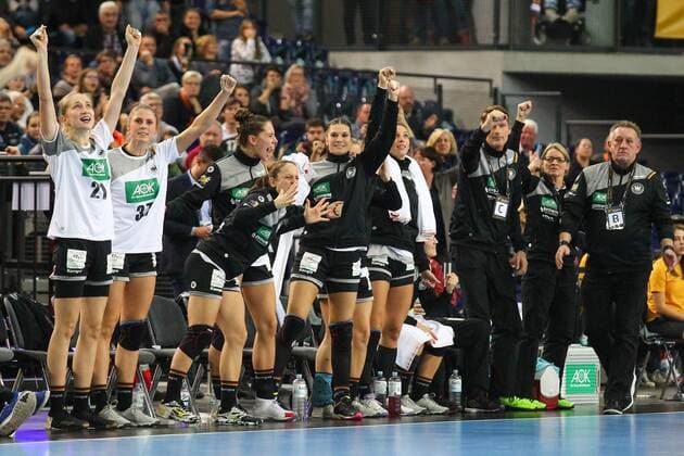 Bilder des Tages - SPORT Germany Deutschland vs. Serbien Serbia, 05.12.2017 23rd IHF Women s Handball World Championship WM Weltmeisterschaft Germany 2017, Preliminary round, Group D, Germany vs. Serbia, Arena Leipzig. Handball Weltmeisterschaft der Frauen, Vorrunde, Gruppe D, Deutschland vs. Serbien. Im Bild: Team Germany, Jubel.