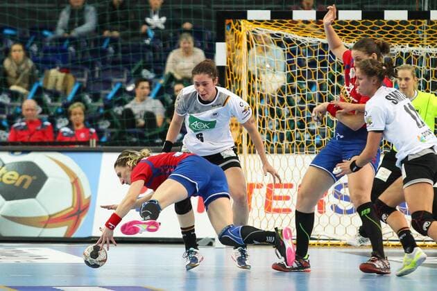 Germany Deutschland vs. Serbien Serbia, 05.12.2017 23rd IHF Women s Handball World Championship WM Weltmeisterschaft Germany 2017, Preliminary round, Group D, Germany vs. Serbia, Arena Leipzig. Handball Weltmeisterschaft der Frauen, Vorrunde, Gruppe D, Deutschland vs. Serbien. Im Bild: Jenny KArolius ( 6, GER).
