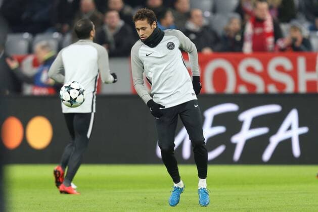 Neymar 10 (Paris Saint-Germain) beim warmmachen, FC Bayern Muenchen vs. Paris Saint-Germain, Fussball, Vorrunde, Champions League, 05.12.2017 Muenchen Bayern Deutschland