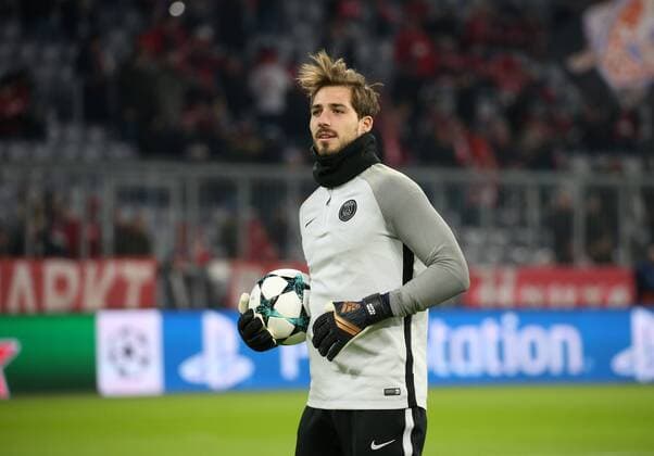 Fussball UEFA Champions League: FC Bayern Muenchen - Paris Saint-Germain am 05.12.2017 in der Allianz Arena, Gruppe B, Spieltag 6, Saison 2017 18, xmdx, Kevin TRAPP (1, goalkeeper, Paris Saint Germain) beim warm up FC Bayern Muenchen - Paris Saint Germain