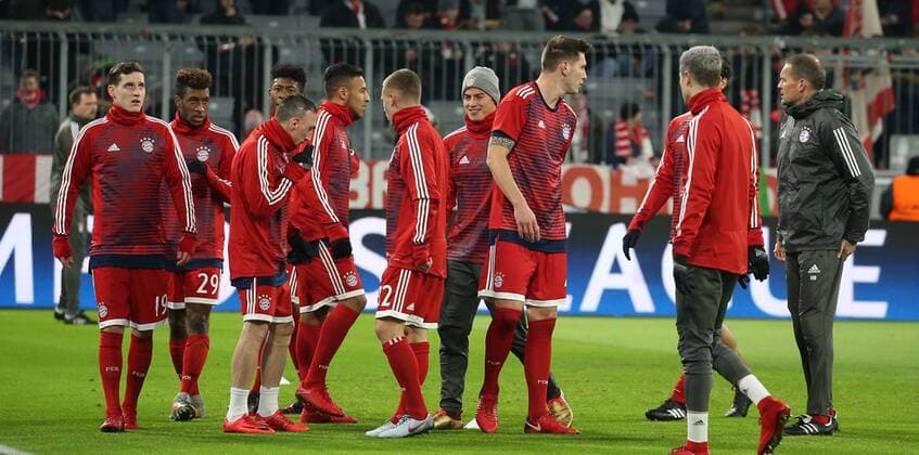 Fussball UEFA Champions League: FC Bayern Muenchen - Paris Saint-Germain am 05.12.2017 in der Allianz Arena, Gruppe B, Spieltag 6, Saison 2017 18, xmdx, FC Bayern beim Warm Up FC Bayern Muenchen - Paris Saint Germain