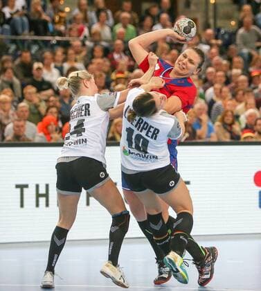 Deutschland - Serbien Handball Frauen WM Leipzig, 05.12.2017, Arena Leipzig, Weltmeisterschaft 2017, Handball Frauen Vorrunde Gruppe D. , Deutschland ( GER) vs Serbien ( SRB) 22:22 (9:11) , Im Bild v.l.: Lone Fischer (24, Deutschland), Dragana CVIJIC (72, Serbien) und Anna Loerper (10, Deutschland) ,