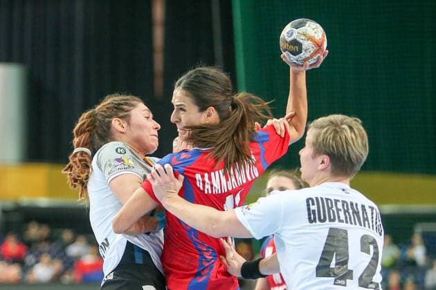 Deutschland - Serbien Handball Frauen WM Leipzig, 05.12.2017, Arena Leipzig, Weltmeisterschaft 2017, Handball Frauen Vorrunde Gruppe D. , Deutschland ( GER) vs Serbien ( SRB) 22:22 (9:11) , Im Bild v.l.: Jenny Karolius (6, Deutschland), Sanja DAMNJANOVIC (11, Serbien) und Friederike Gubernatis (42, Deutschland) ,