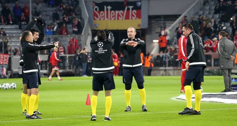 Fussball UEFA Champions League: FC Bayern Muenchen - Paris Saint-Germain am 05.12.2017 in der Allianz Arena, Gruppe B, Spieltag 6, Saison 2017 18, xmdx, Schiedsrichtergespann beim warm up FC Bayern Muenchen - Paris Saint Germain