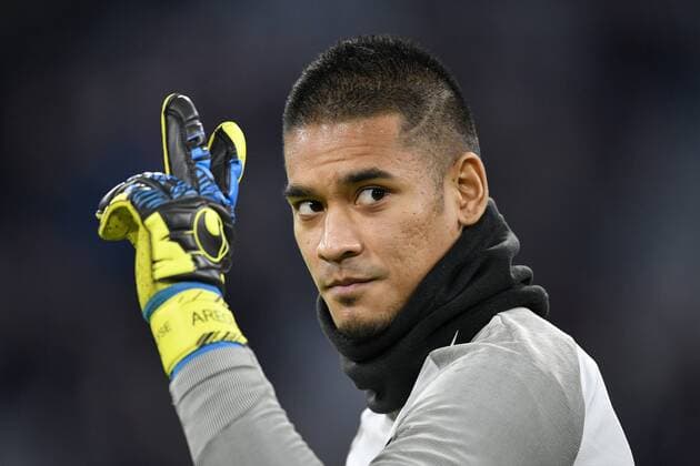 Vor Spielbeginn: Aufwärmen Training Torwart Alphonse Areola FC Paris Saint-Germain PSG Gestik, Geste siegesgewiss Champions League CL Gruppenphase FC Bayern München FCB vs FC Paris Saint-Germain PSG 05.12.2017 FC Bayern München FCB vs FC Paris Saint-Germain PSG