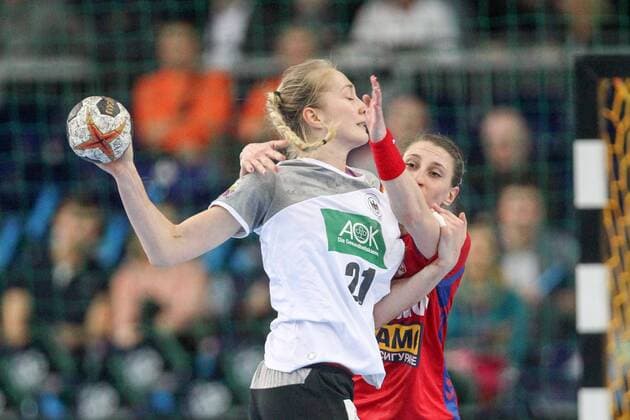 Deutschland - Serbien Handball Frauen WM Leipzig, 05.12.2017, Arena Leipzig, Weltmeisterschaft 2017, Handball Frauen Vorrunde Gruppe D. , Deutschland ( GER) vs Serbien ( SRB) 22:22 (9:11) , Im Bild v.l.: Nadja Mansson (21, Deutschland) und Tamara RADOJEVIC (18, Serbien) ,
