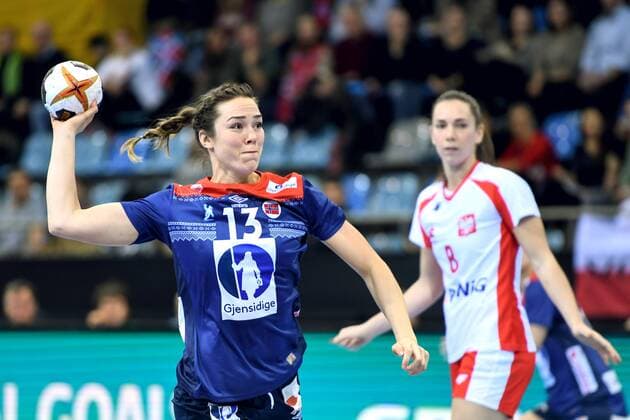 Handball, WM Damen, Norwegen - Polen Polens Katarzyna Janiszewska 171205 Norges Kari Brattset under matchen mellan Norge och Polen under handbolls-VM den 5 december 2017 i Bietigheim Bissingen. Copyright: CARLxSANDIN BB171205CS082