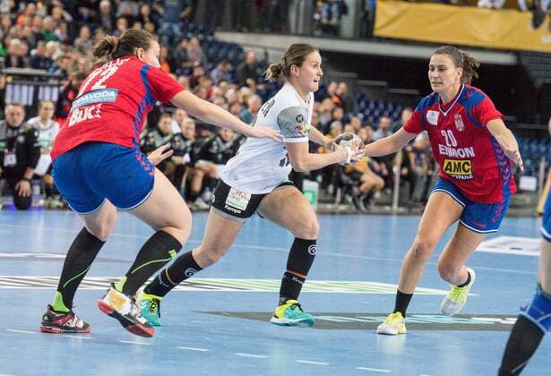 GER, IHF WM 2017, Deutschland (GER) vs. Serbien (SRB) 05.12.2017, Arena, Leipzig, GER, IHF WM 2017, Deutschland (GER) vs. Serbien (SRB), im Bild Anna Loerper ( 10, Deutschland), Dragana Cvjijic ( 72, Serbien), Sladana Pop-Lazic ( 20, Serbien),