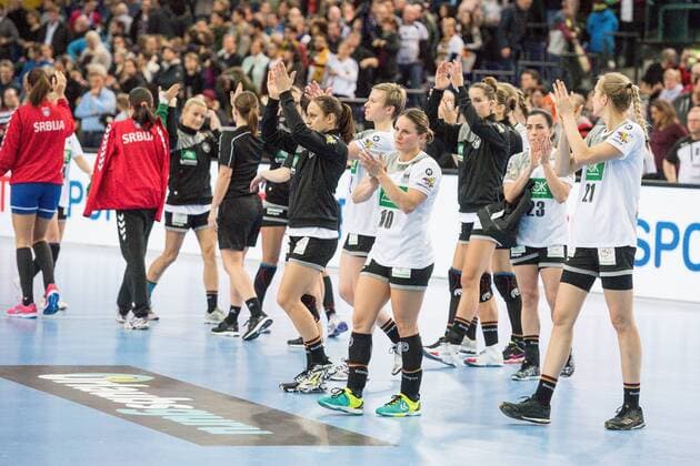 GER, IHF WM 2017, Deutschland (GER) vs. Serbien (SRB) 05.12.2017, Arena, Leipzig, GER, IHF WM 2017, Deutschland (GER) vs. Serbien (SRB), im Bild Traurige Gesichter nach dem 22:22 Unentschieden bei der Deutschen Nationalmannschaft
