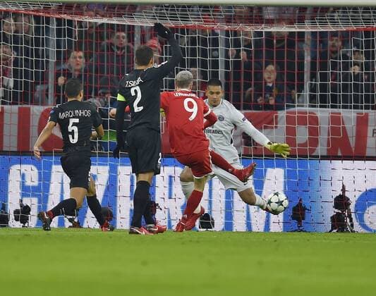 05.12.2017, Fussball UEFA Champions League 2017 2018, Gruppenphase, 6.Spieltag, FC Bayern München - Paris Saint Germain, in der Allianz-Arena München, Robert Lewandowski (FC Bayern München) trifft zum 1:0 gegen Torwart Alphonse Areola (Paris)