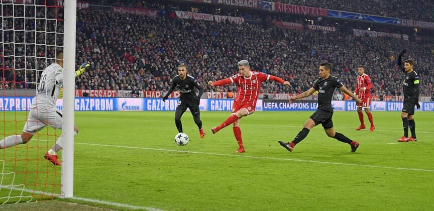 05.12.2017, Fussball UEFA Champions League 2017 2018, Gruppenphase, 6.Spieltag, FC Bayern München - Paris Saint Germain, in der Allianz-Arena München, Torschuss durch Robert Lewandowski (mitte, FC Bayern München) zum 1:0 in der 8.Spielminute, li: Torwart Alphonse Areola (Paris) ohne Chance zur Abwehr.