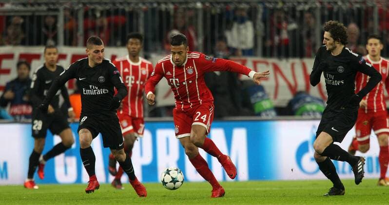 Fussball UEFA Champions League: FC Bayern Muenchen - Paris Saint-Germain am 05.12.2017 in der Allianz Arena, Gruppe B, Spieltag 6, Saison 2017 18, xmdx, Thiago MOTTA (8, Paris Saint Germain), Corentin TOLISSO (24, FC Bayern Muenchen) FC Bayern Muenchen - Paris Saint Germain