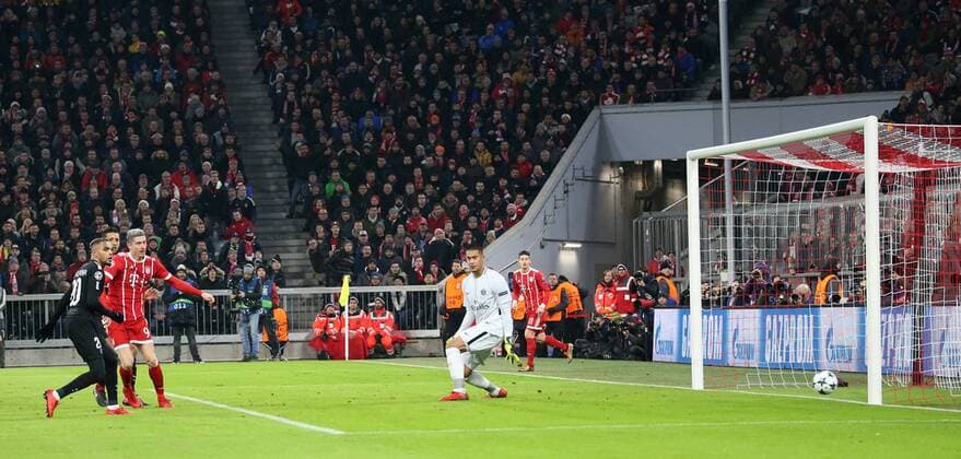 Fussball UEFA Champions League: FC Bayern Muenchen - Paris Saint-Germain am 05.12.2017 in der Allianz Arena, Gruppe B, Spieltag 6, Saison 2017 18, xmdx, 1-0 durch Robert LEWANDOWSKI (9, FC Bayern Muenchen), gegen Alphonse AREOLA (16, goalkeeper , Paris Saint Germain) torjubel FC Bayern Muenchen - Paris Saint Germain
