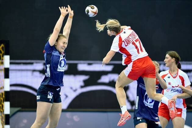 Handball, WM Damen, Norwegen - Polen 171205 Norges Vilde Mortensen Ingstad täcker skott fran Polens Daria Zawistowska under matchen mellan Norge och Polen under handbolls-VM den 5 december 2017 i Bietigheim Bissingen. Copyright: CARLxSANDIN BB171205CS090