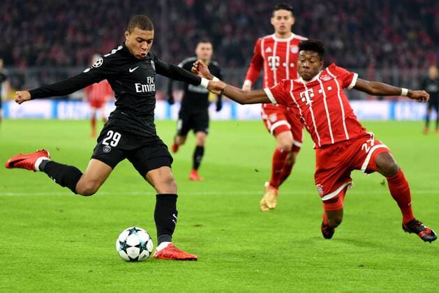 Kylian Mbappe (Paris St. Germain), David Alaba (FC Bayern Muenchen). Deutschland, Muenchen: Fussball, UEFA Champions League, Matchday 6: FC Bayern Muenchen vs Paris Saint-Germain am 05.12.2017, Allianz-Arena.
