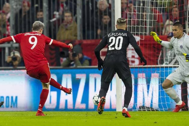 GER, UEFA CL, FC Bayern Muenchen (GER) vs Paris Saint-Germain (FRA) 05.12.2017, Allianz Arena, Muenchen, GER, UEFA CL, FC Bayern Muenchen (GER) vs Paris Saint-Germain (FRA), Gruppe B, im Bild Torschuss zum 1-0 durch Robert Lewandowski (FCB 9) mit Layvin Kurzawa (PSG 20) Alphonse Areola (PSG 16)