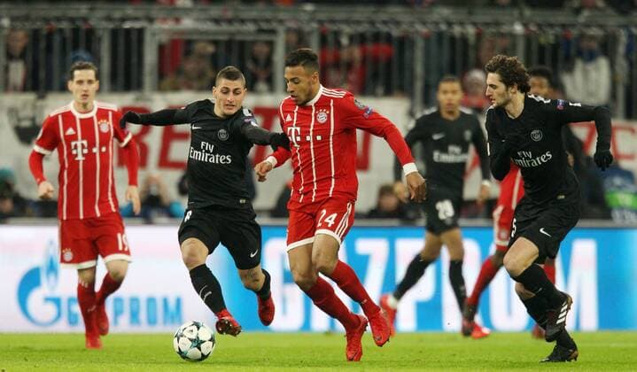 Fussball UEFA Champions League: FC Bayern Muenchen - Paris Saint-Germain am 05.12.2017 in der Allianz Arena, Gruppe B, Spieltag 6, Saison 2017 18, xmdx, Thiago MOTTA (8, Paris Saint Germain), Corentin TOLISSO (24, FC Bayern Muenchen) FC Bayern Muenchen - Paris Saint Germain